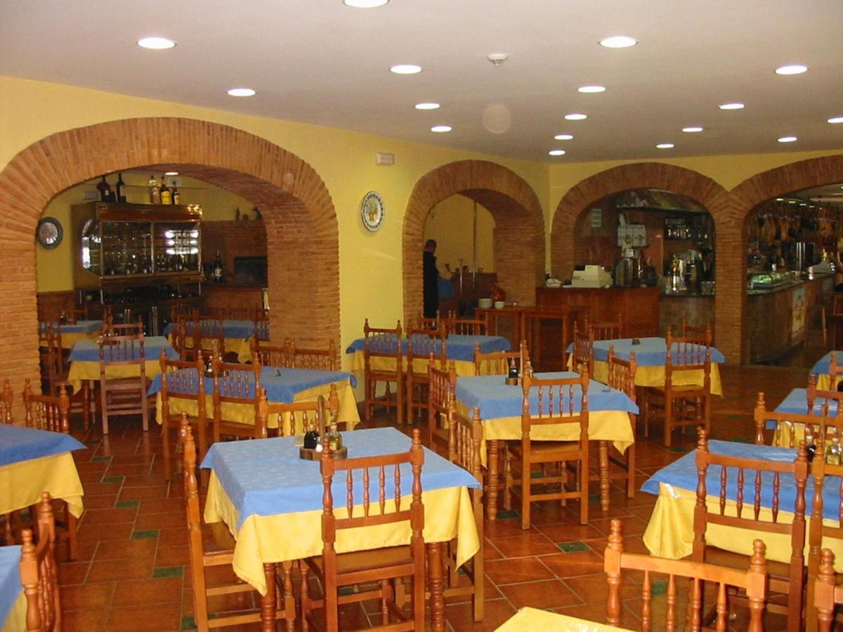 Hostal-Restaurante El Paisano Guadalema de los Quinteros Екстериор снимка